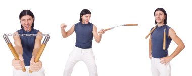 Beyaz mınçıka takmış komik bir karate dövüşçüsü