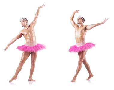 Beyaz bale eteği giyen adam izole edilmiş.