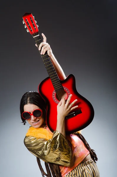 Uomo con chitarra nel concetto musicale — Foto Stock