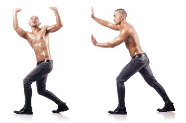 Yırtılmış adam sanal engeli itiyor