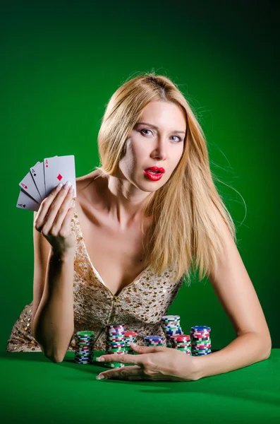 Giovane donna nel concetto di gioco d'azzardo del casinò — Foto Stock