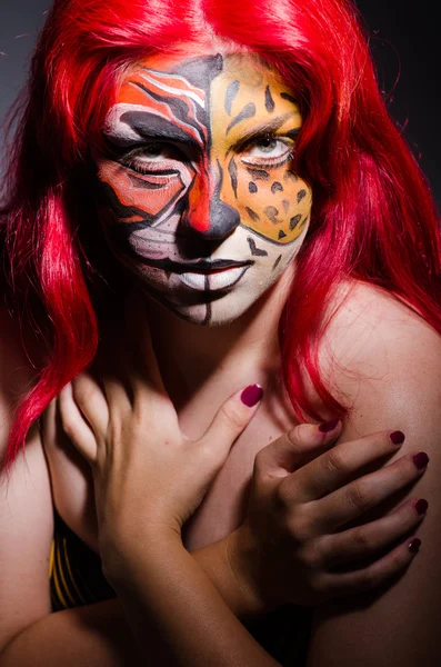 Femme avec visage de tigre dans le concept d'Halloween — Photo