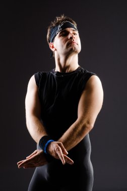 Genç adam bale eğitimi alıyor.