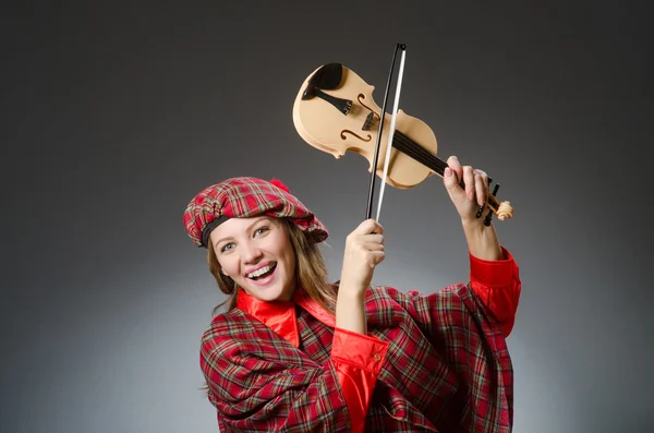 Mulher em roupas escocesas no conceito musical — Fotografia de Stock