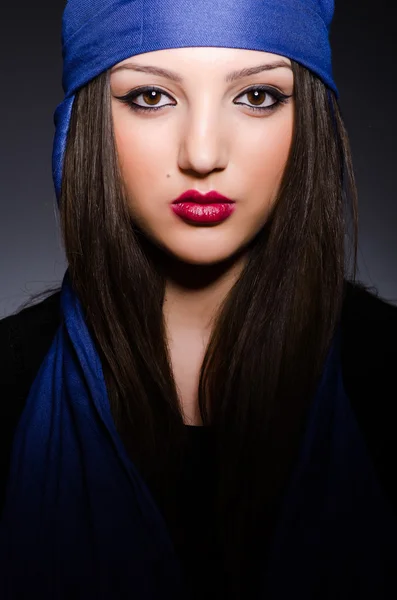 Mulher muçulmana com lenço de cabeça no conceito de moda — Fotografia de Stock