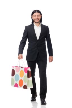 Siyah takım elbiseli adam plastik torbaları beyaza sardı.