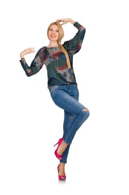 Uzun sarı saçlı, mavi kotlu, beyaz tenli bir model.