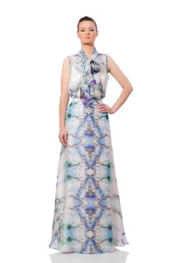 Zarif, uzun elbiseli, beyaz tenli güzel kız.