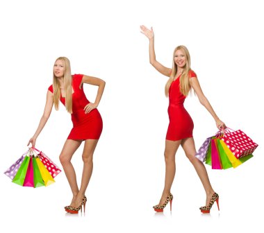 Alışveriş torbaları olan kadın beyazda yalnız.