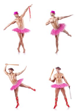 Beyaz bale eteği giyen adam izole edilmiş.