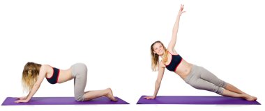 Beyaz üzerinde egzersiz yapan genç bir kadın.