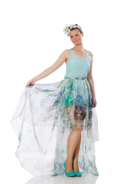 Modello caucasico in abito floreale blu isolato su bianco — Foto Stock