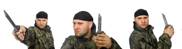 Jovem em uniforme de soldado segurando faca isolada em branco — Fotografia de Stock