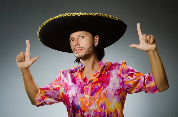 Genç Meksikalı adam sombrero giyiyor. — Stok fotoğraf