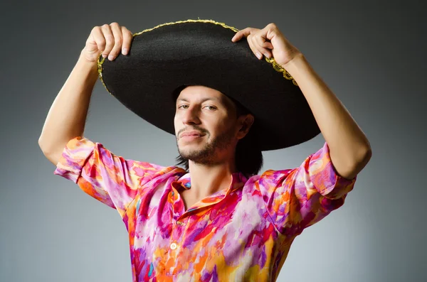 Jonge Mexicaanse man draagt sombrero — Stockfoto