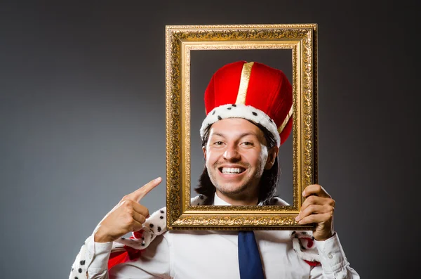 Junger königlicher Geschäftsmann im königlichen Konzept — Stockfoto