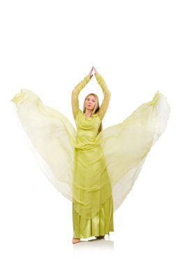 Zarif, uzun yeşil elbiseli, beyaz tenli genç bir kadın.