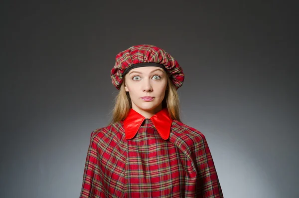 Vrouw in traditionele Schotse kleding — Stockfoto