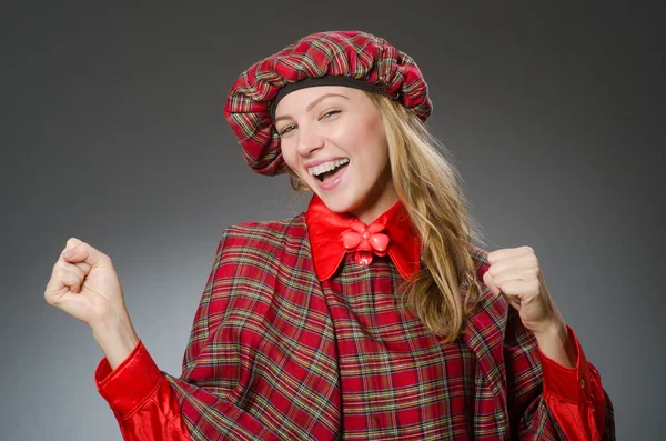 Femme portant des vêtements écossais traditionnels — Photo