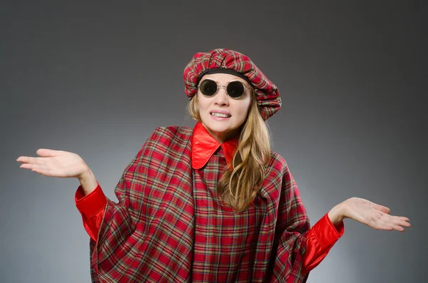 Mujer con ropa tradicional escocesa — Foto de Stock