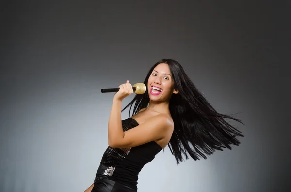 Mujer joven cantando en el club de karaoke —  Fotos de Stock