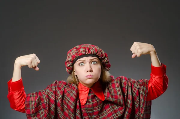 Nainen yllään perinteinen skottilainen vaatteet — kuvapankkivalokuva