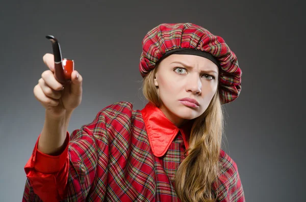 Vrouw in traditionele Schotse kleding — Stockfoto