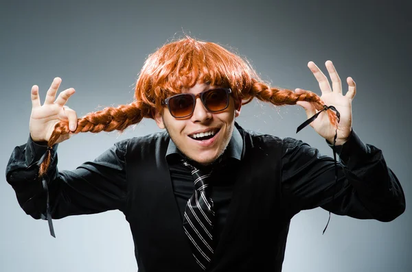 一个留着红头发假发的有趣男人 — 图库照片