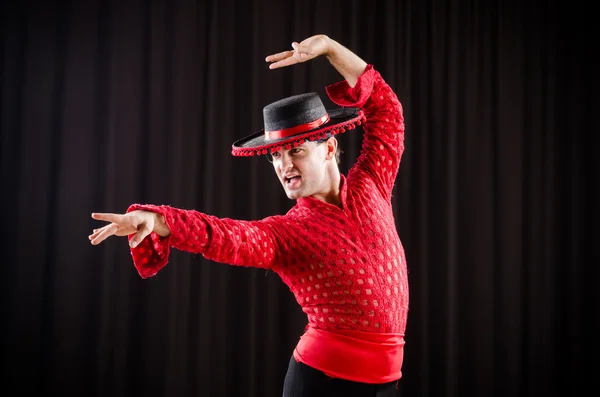 Uomo che balla danza spagnola in abiti rossi — Foto Stock