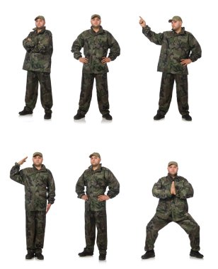 Asker üniformalı genç adam, beyazlar içinde.