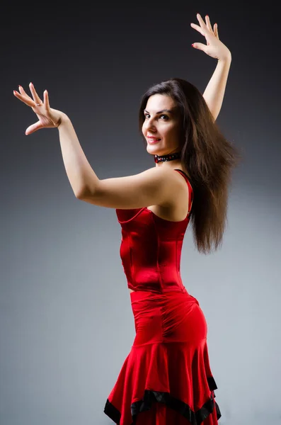 Mulher dança danças em vestido vermelho — Fotografia de Stock