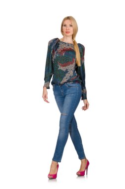 Uzun sarı saçlı, mavi kotlu, beyaz tenli bir model.