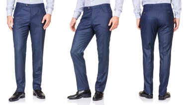 Moda konsepti olan genç bir adam beyazlara izole edilmiş.