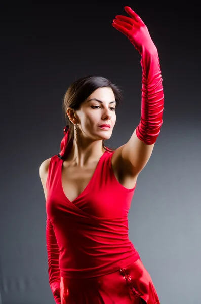 Mulher dança danças em vestido vermelho — Fotografia de Stock