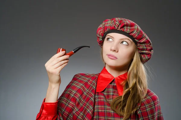 Donna che indossa abiti scozzesi tradizionali — Foto Stock