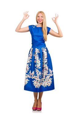 Uzun mavi folral elbiseli kadın, beyazda soyutlanmış.