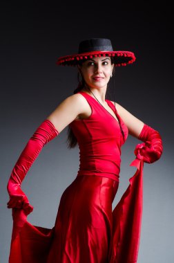 Kırmızı elbiseyle dans eden kadın