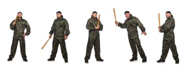 Beyazda beyzbol sopası olan asker.