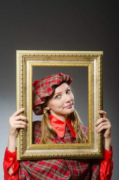 Mujer en ropa escocesa en concepto de arte — Foto de Stock