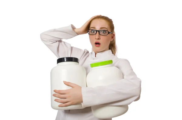 Jonge vrouwelijke arts met een pot eiwit geïsoleerd op wit — Stockfoto