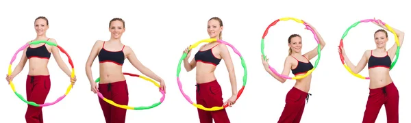 Kobieta robi ćwiczenia z hula hoop — Zdjęcie stockowe