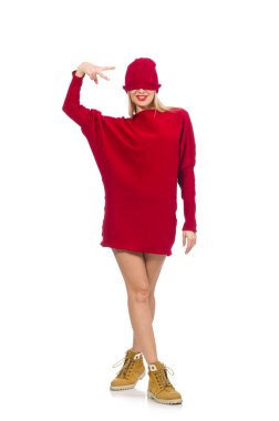 Kırmızı elbiseli güzel bir kız, beyaz tenli.