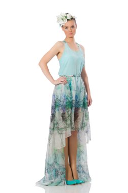 Beyaz üzerinde mavi çiçekli elbise giyen beyaz bir model.