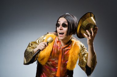 Karaoke kulüpte şarkı genç adam