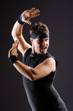 Genç adam bale eğitimi alıyor.