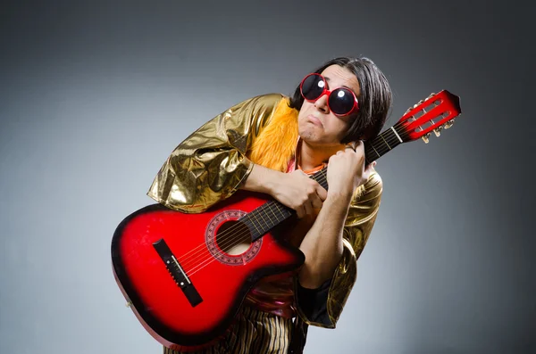 Homem com guitarra no conceito musical — Fotografia de Stock