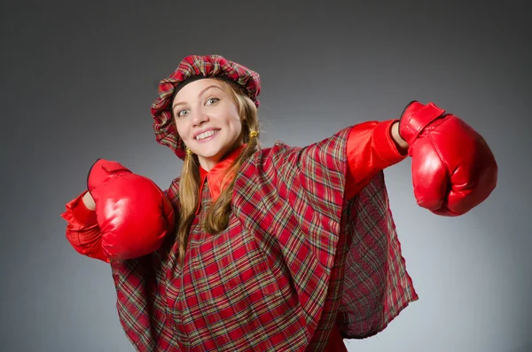 Mujer con ropa escocesa en concepto de boxeo — Foto de Stock