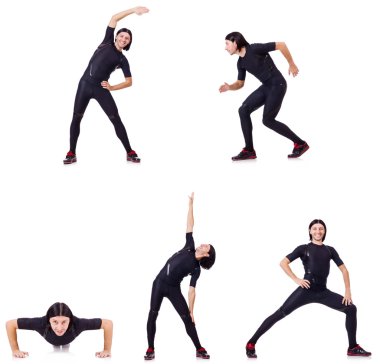 Genç adam beyazlar üzerinde alıştırma yapıyor.