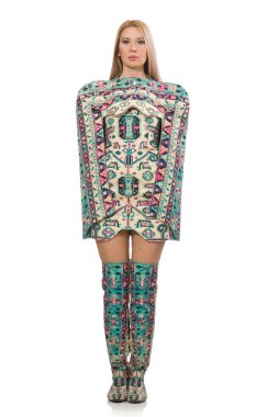 Azerbaycan halı elemanları ile elbise modeli