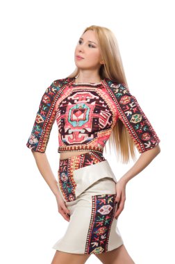 Beyaz üzerinde halı izi olan güzel bir manken.